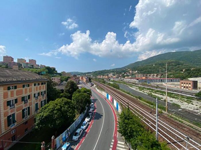 Appartamento trilocale in vendita in Via Costantino Reta, Genova