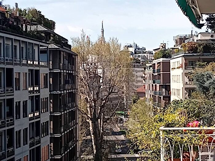 Appartamento trilocale in affitto in Via Pietro Mascagni, Palestro, Milano