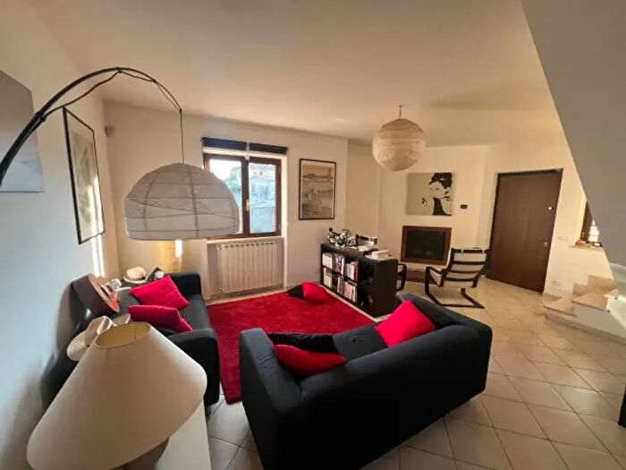 Appartamento trilocale in vendita in Via di Casale, Lariano