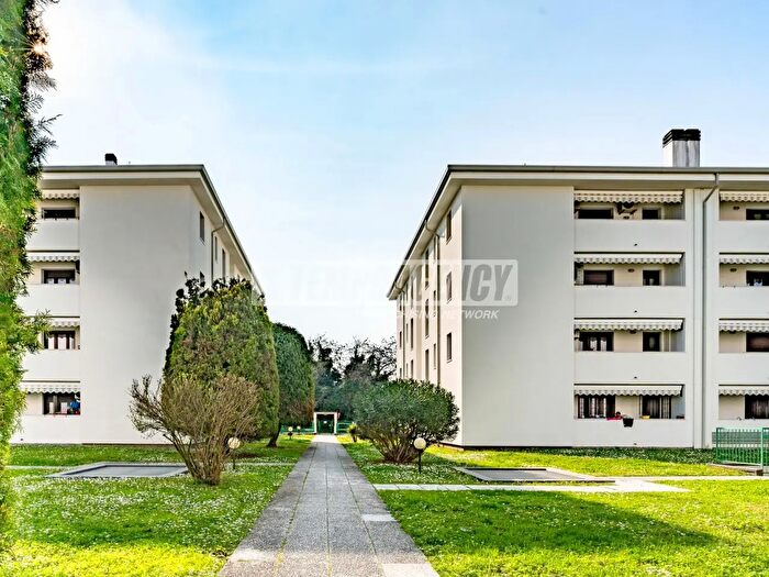 Appartamento trilocale in vendita in Via Trieste, Garbagnate Milanese