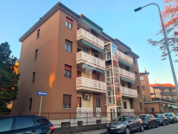 Appartamento trilocale in vendita in Via Serrati, San Giuliano Milanese