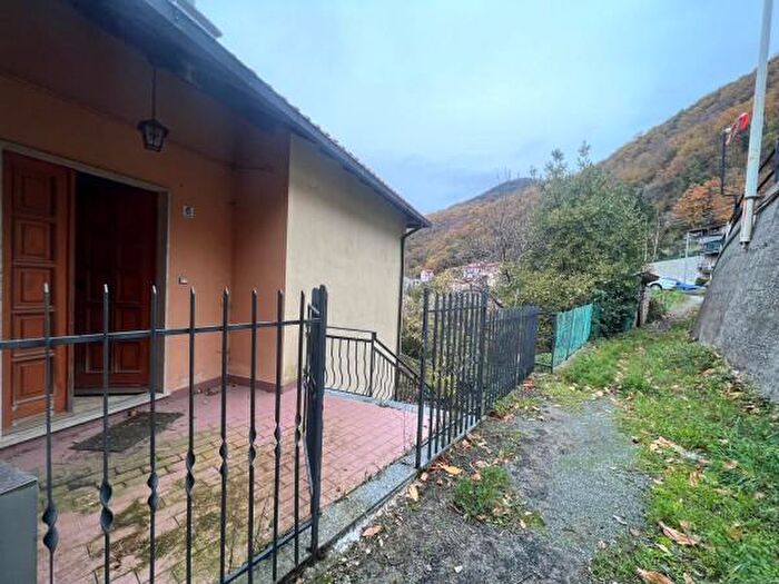 Casa con 5 locali in vendita in Via Pie di Rosso, Davagna