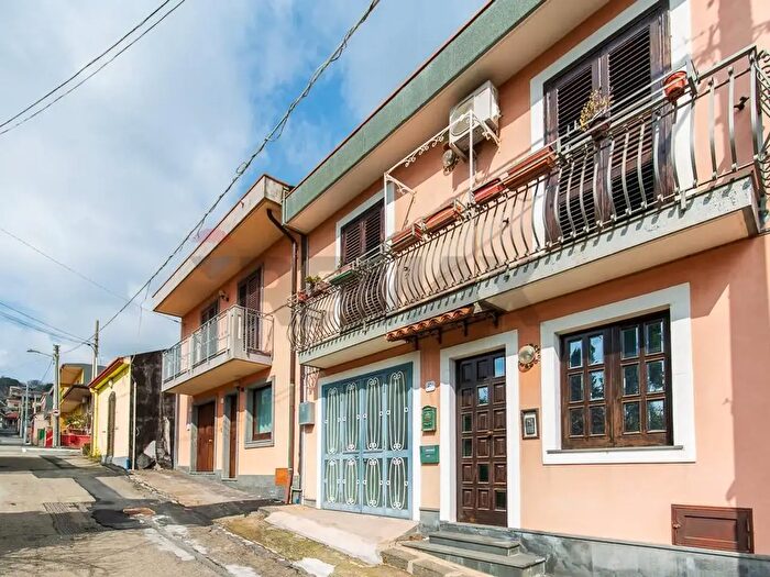 Casa con 9 locali in vendita in Giuseppe Mangano, Zafferana Etnea