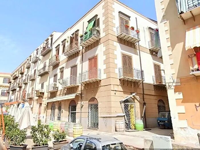Appartamento trilocale in vendita in Via Buon Pastore, Palermo