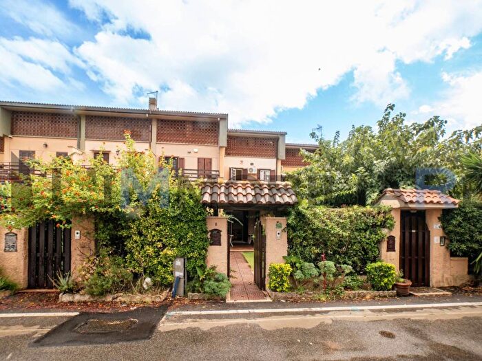Casa trilocale in affitto in Via Sant'Agata di Militello, Fregene, Fiumicino