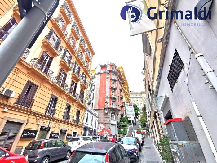 Appartamento trilocale in affitto in Via San Pasquale, Chiaia, Napoli