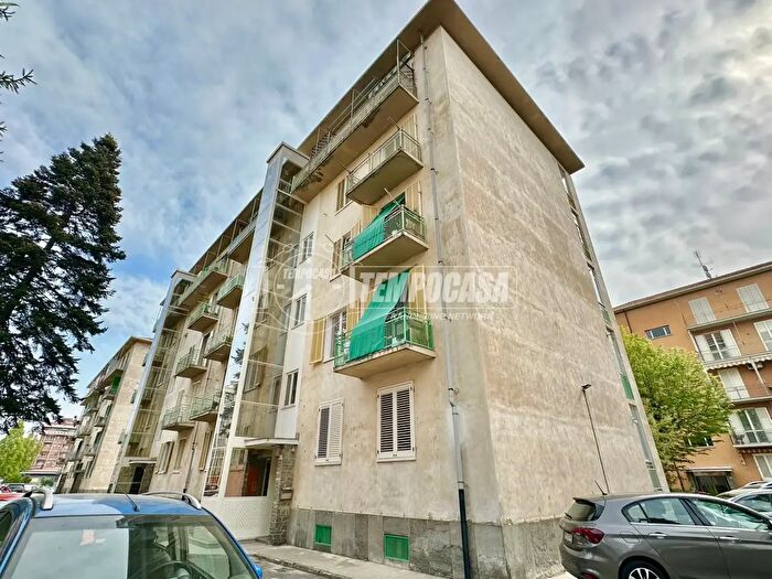 Appartamento quadrilocale in vendita in Via Genova, Torino