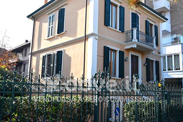 Casa con 6 locali in vendita in Viale Trieste, Pesaro