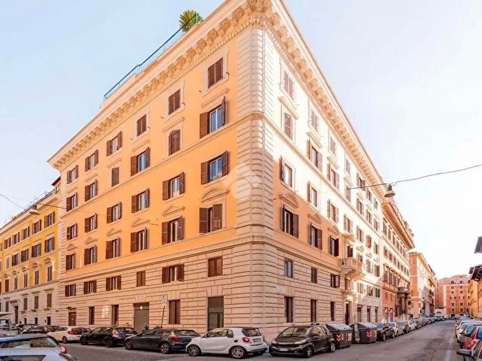 Appartamento con 6 locali in vendita in Via Collina, Roma