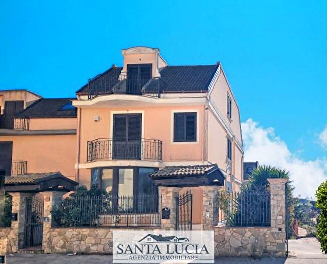 Casa con 6 locali in vendita in Via Lipari, Canicatti