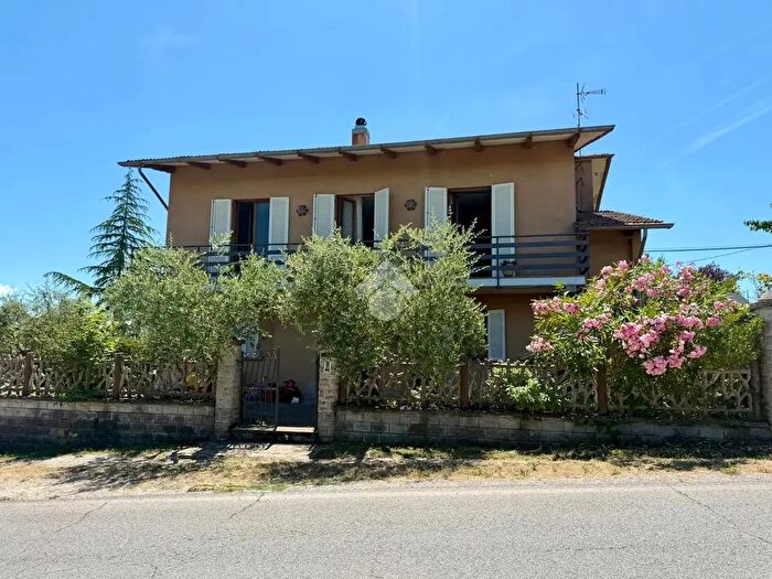 Casa con 8 locali in vendita in Località Belvedere, Gubbio