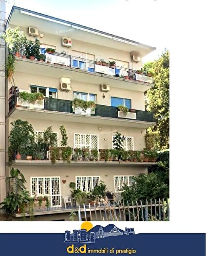 Appartamento con 5 locali in vendita in Via Posillipo Napoli, Napoli