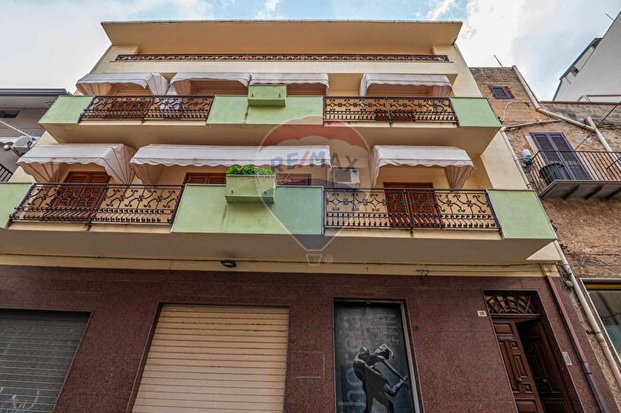 Casa con 14 locali in vendita in Via Giuseppe Garibaldi, Mirabella Imbaccari