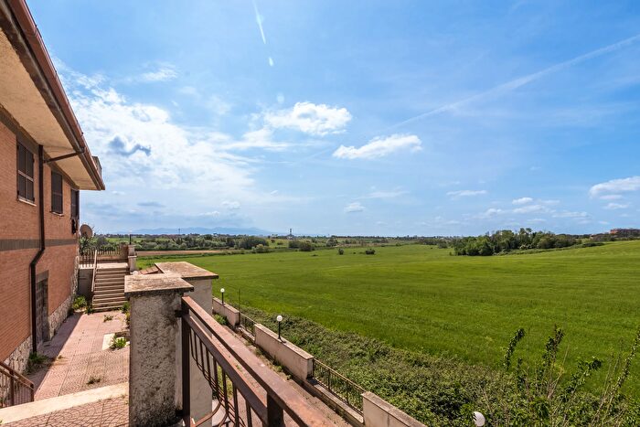 Casa con 6 locali in vendita in Via Dante da Maiano, Roma