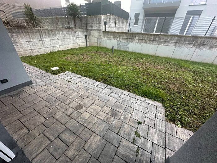 Appartamento trilocale in affitto in Via Ratti, Bizzarone