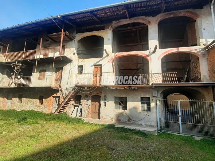 Casa con 6 locali in vendita in Fiorano Canavese
