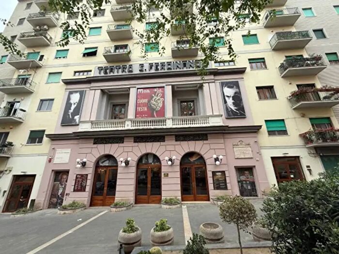 Appartamento trilocale in vendita in Piazza Teatro San Ferdinando, Napoli