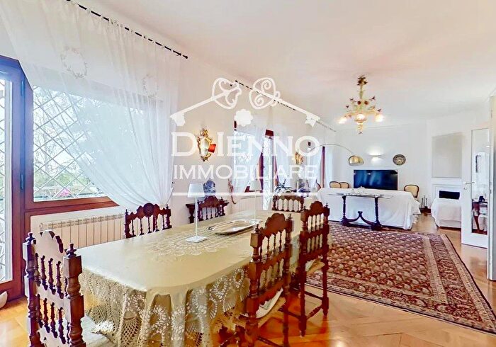 Appartamento con 6 locali in vendita in Roma