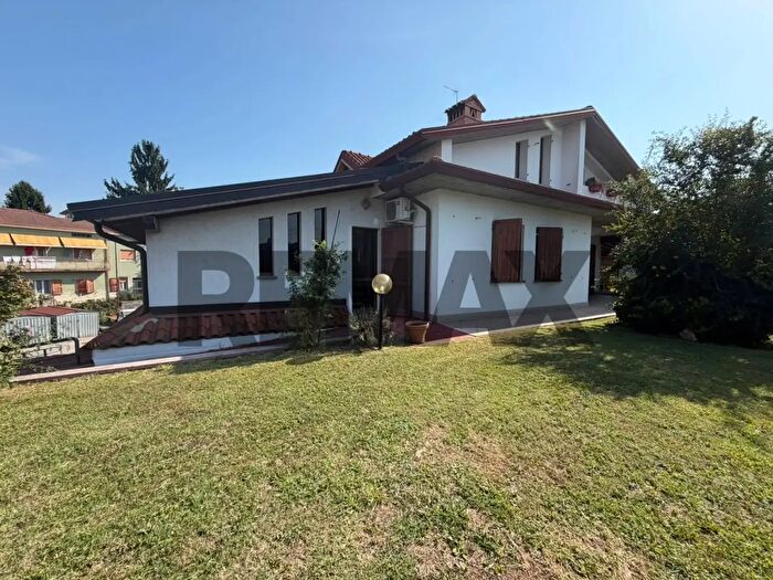 Casa con 6 locali in vendita in Montello