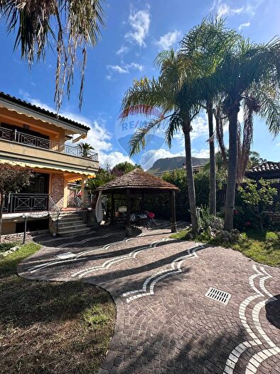 Casa con 7 locali in vendita in Via Penelope Snc, Sperlonga