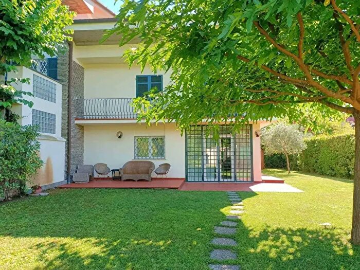Casa con 6 locali in affitto in Via Donati, Forte Dei Marmi