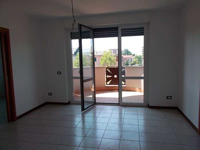 Appartamento trilocale in affitto in Via Monte Grappa, Centro, Caronno Pertusella