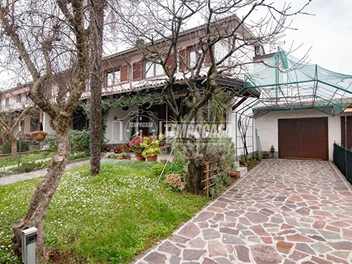 Casa quadrilocale in vendita in Via Giosuè Carducci, Truccazzano