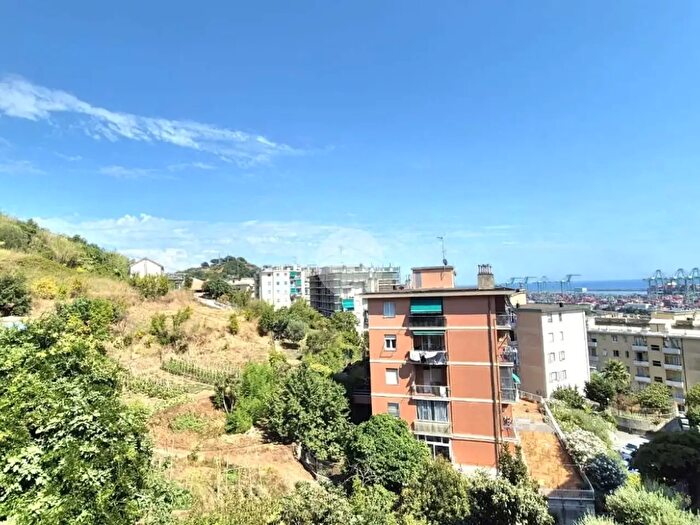 Appartamento quadrilocale in vendita in Via Evasio Montanella, Genova