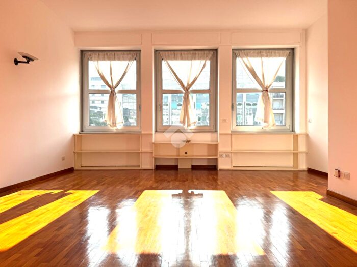 Appartamento trilocale in vendita in Via Vittor Pisani, Milano