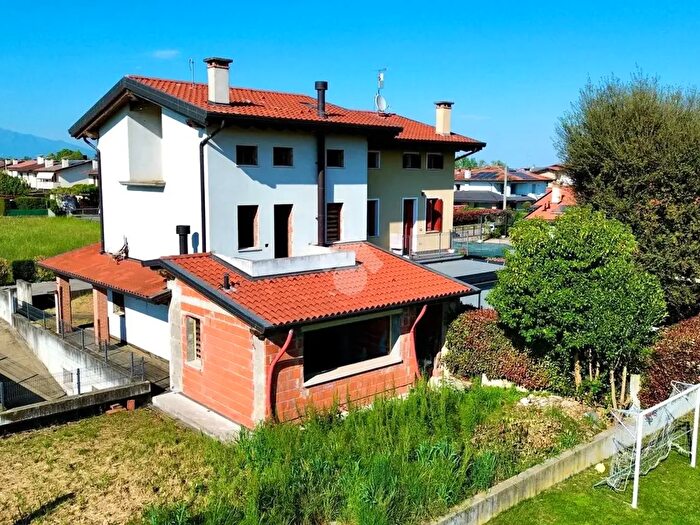 Casa con 5 locali in vendita in Via Donizetti G, Tezze Sul Brenta
