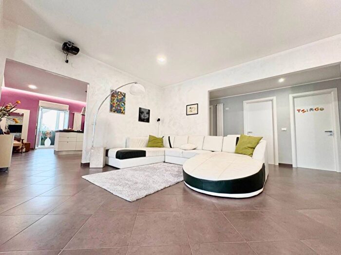 Casa con 5 locali in affitto in Via Chiovaro, Milioti, Carini