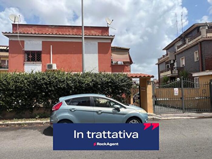 Appartamento trilocale in vendita in Via Vincenzo Sartori, Roma
