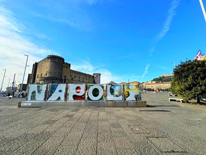 Appartamento bilocale in affitto in Via Guglielmo Melisurgo, Porto Municipio, Napoli