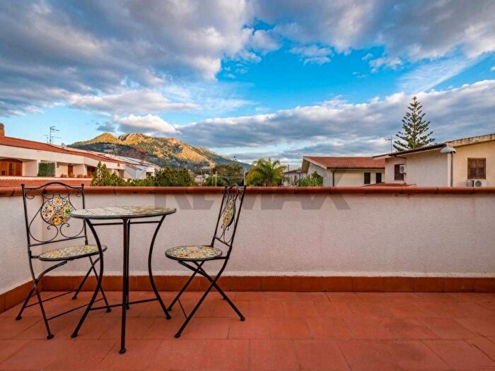 Casa con 6 locali in affitto in Via Nesea, Mondello Valdesi, Palermo