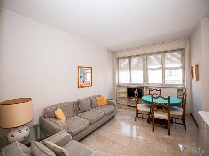Appartamento trilocale in affitto in Via Alfredo Cappellini, Centrale, Milano