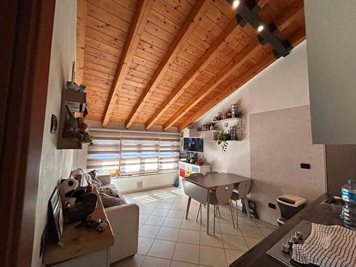 Appartamento bilocale in vendita in Piazza Camillo Benso di Cavour, Casnate Con Bernate