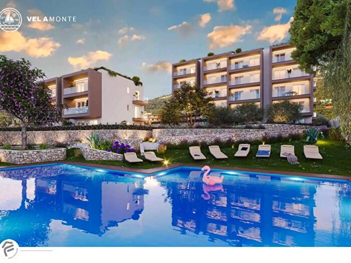 Appartamento trilocale in vendita in Via Vittorio Veneto, Borgio Verezzi