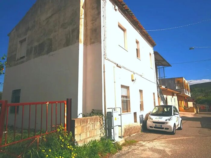 Casa con 8 locali in vendita in Viale Fiume Busento, Catanzaro