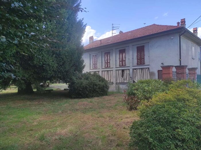 Casa con 10 locali in vendita in Via Battisti, Travedona Monate