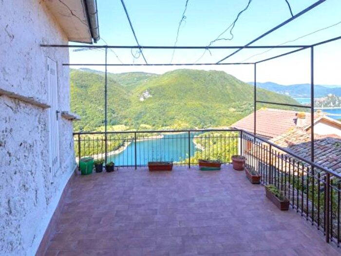 Casa bilocale in vendita in Ascrea