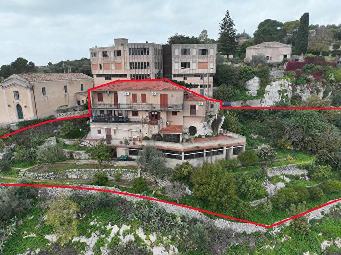 Casa con 6 locali in vendita in Via Mantegna Idria, Modica