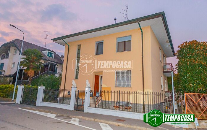 Appartamento trilocale in vendita in Via Niccolò Paganini, Locate Di Triulzi