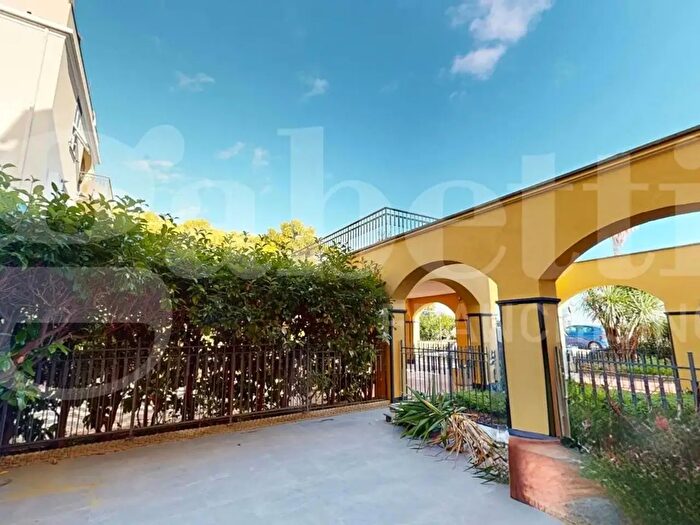 Appartamento trilocale in vendita in Via delle Peschiere, Loano