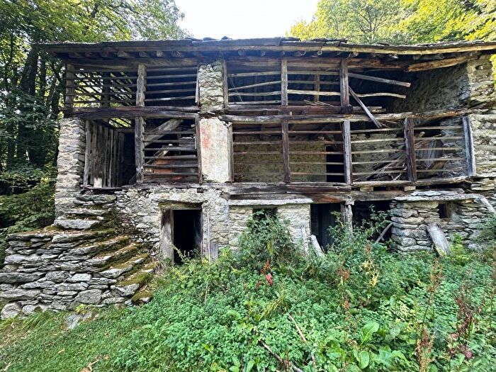 Casa quadrilocale in vendita in Frazione Viana Mollia, Mollia