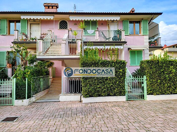 Appartamento quadrilocale in vendita in Viale Roma, Massa