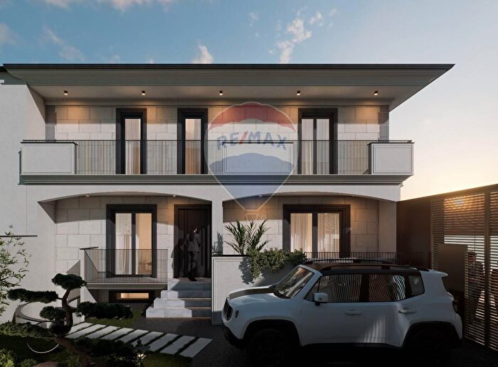 Casa con 6 locali in vendita in Via Dante Alighieri, Parete