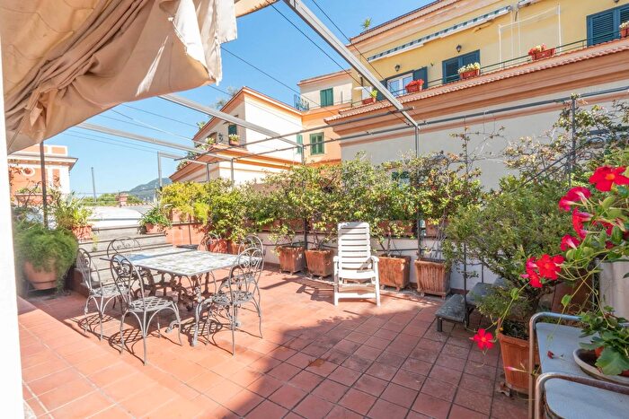 Casa con 10 locali in vendita in Piazza Seiano, Vico Equense