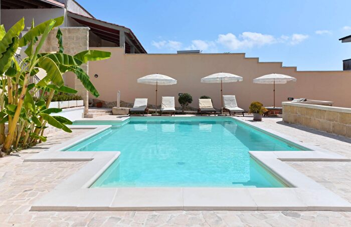 Casa con 14 locali in vendita in Via Aldo Moro, Giurdignano