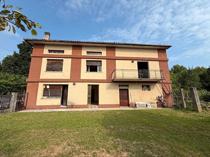 Casa con 9 locali in vendita in Majano