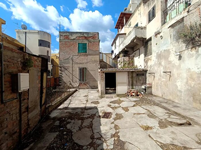 Casa con 8 locali in vendita in Via Consolare Valeria, Messina